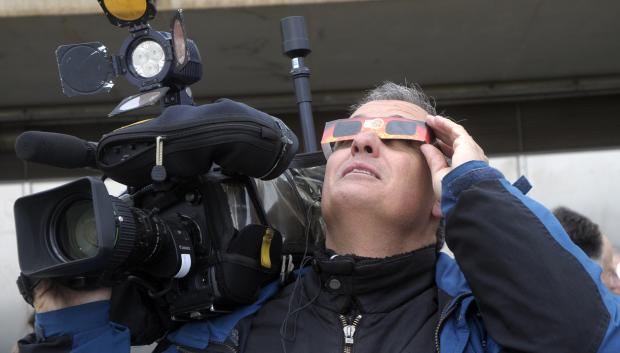 Un cámara viendo un eclipse solar