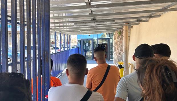 Varios marroquíes esperan para cruzar la frontera, este miércoles