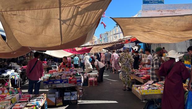 Castillejos recupera su rutina: gente en las playas y unos mercadillos callejeros bulliciosos