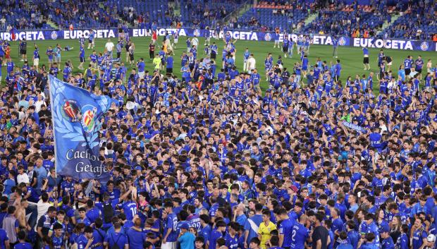 La afición del Getafe celebrado junto al equipo la clasificación para Europa