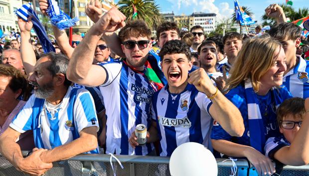 Aficionados de la Real Sociedad celebrando junto al equipo el título de la Copa del Rey 202572026