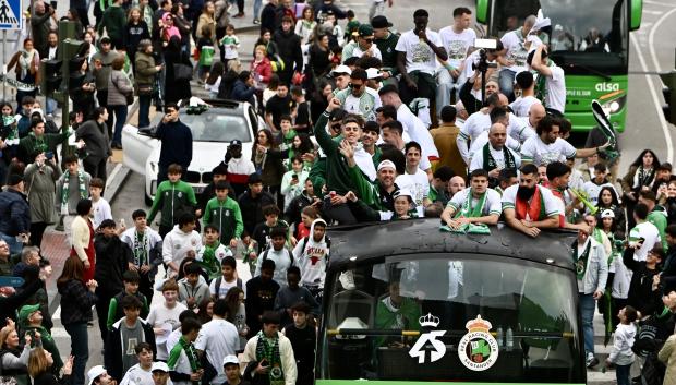 Plantilla del Racing de Santander celebrando la vuelta a primera división junto a su afición