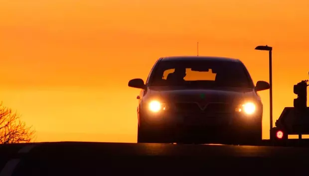 La DGT pide conducir con las luces encendidas durante el eclipse