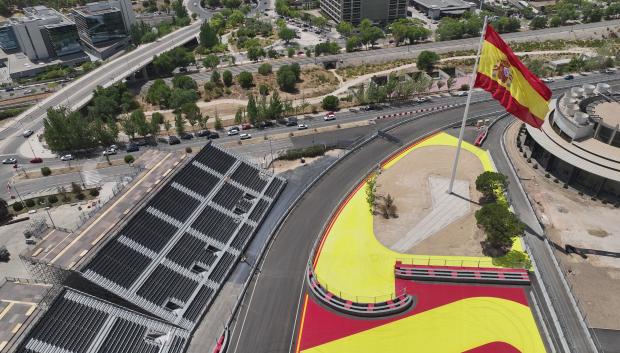 Imagen de los primeros giros del Madring, con la gran bandera de España