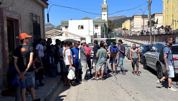 Alrededores atestados de inmigrantes de la mezquita de Sidi Embarek, ubicada en la calle Capitán Claudio Vázquez. Muchos de ellos están utilizando el cementerio musulmán como lugar de acampada