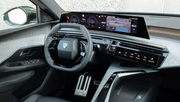 El interior es limpio, elegante y bien acabado pero también tecnológico