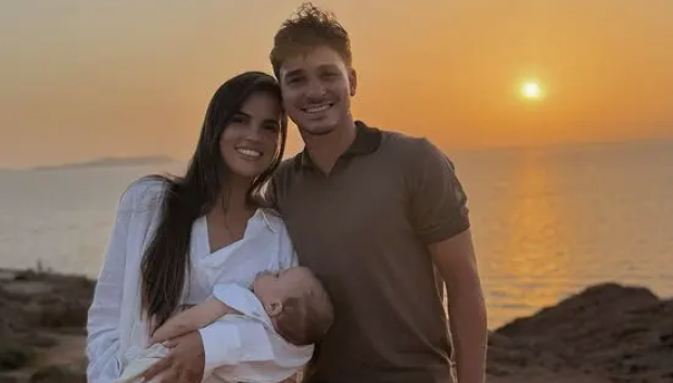 El futbolista argentino Julián Álvarez con su novia y su primer hijo, en Ibiza
