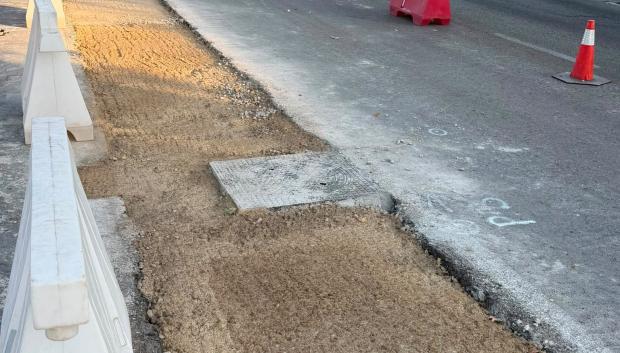 Imagen del sumidero tapado por las obras en la calle Junkal