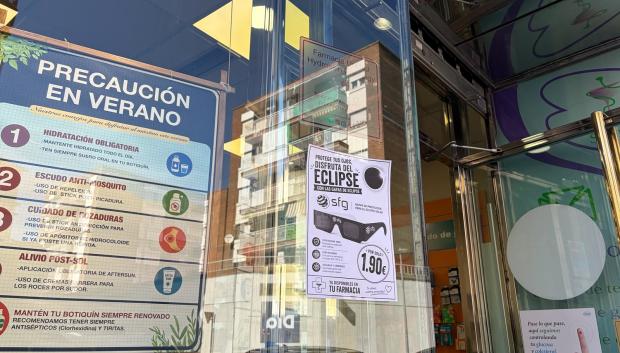 Cartel de venta de gafas en una farmacia de Salamanca