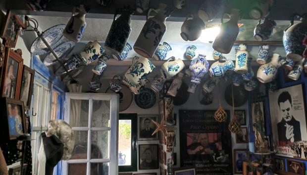 Interior de la casa de Lucas, no cabe un alfiler entre jarrones, peroles y figuras religiosas