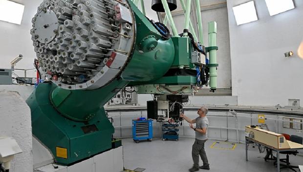 El astrónomo francés calibra el telescopio de Calar Alto