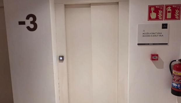 El ascensor público está ubicado en el sótano 3 del Parador de Ibiza.