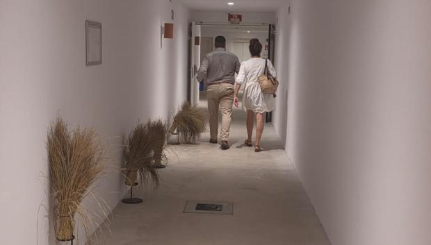 Para acceder al ascensor del Parador de Ibiza hay que bajar escaleras y recorrer un largo pasillo.