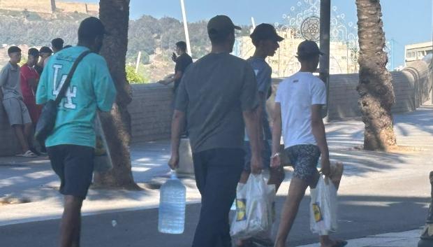 Imagen tomada este viernes en el centro de Ceuta de varios inmigrantes llegados tras la invasión