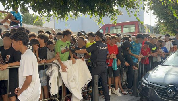 Niños y niñas esperan a las puertas de la Jefatura Superior de Policía de Ceuta