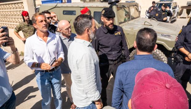 El líder de Vox y su equipo hablan con Fuerzas y Cuerpos de Seguridad en Ceuta