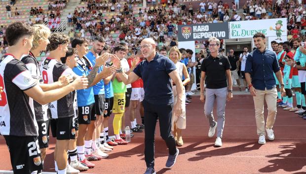 Luis de la Fuente saluda a los jugadores del Haro Deportivo