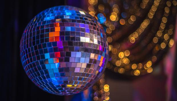Bola de discoteca en un club nocturno
