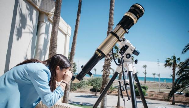 Hacer fotografías al eclipse sin protección es un riesgo para la cámara