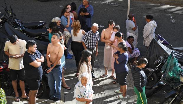 Personas evacuan tras un terremoto en Medellín, Colombia, el 10 de agosto de 2026