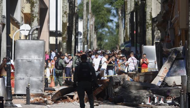 En la imagen se aprecian escombros en una calle tras el terremoto que sacudió Manizales, Colombia