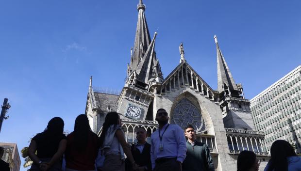 En la imagen se aprecian los daños sufridos por la Catedral de Manizales tras el terremoto que sacudió Manizales