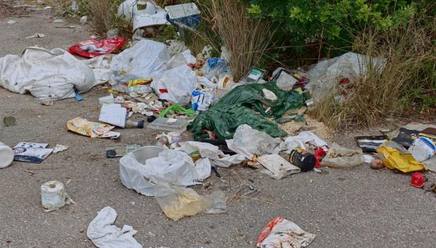 Basura tirada por la calle, en los alrededores de Coma-ruga