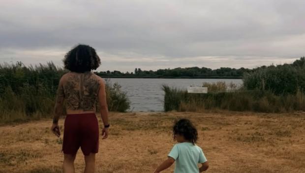 Cucurella paseando con uno de sus hijos