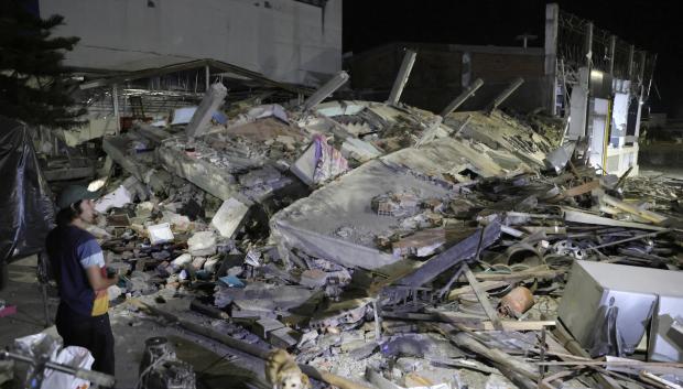 Una persona observa edificios afectados luego de un terremoto de magnitud 7,4 este lunes, en Pereira (Colombia).