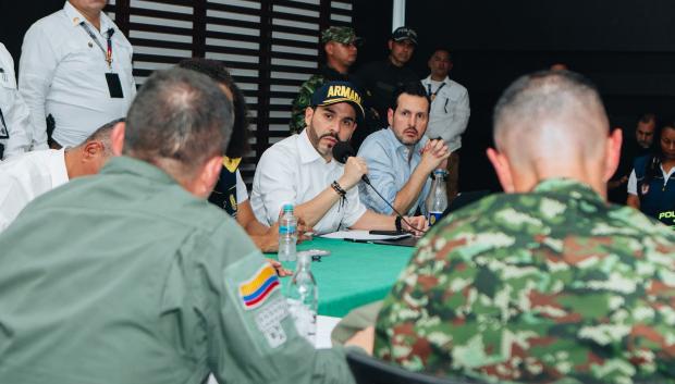El presidente de Colombia reunido tras el terremoto en la Sala de Crisis de Quibdó