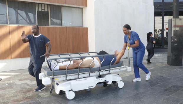 Una persona es evacuada de un hospital este lunes, en Cali (Colombia)
