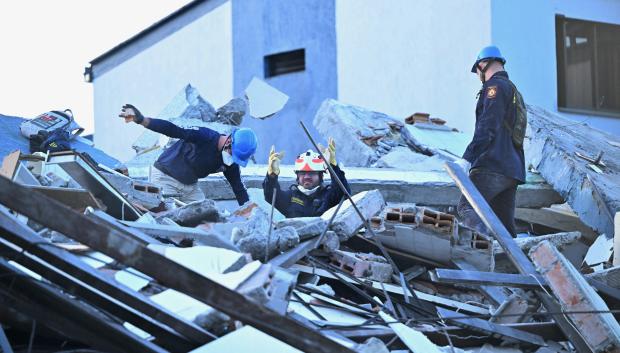 Bomberos buscan supervivientes entre los escombros de un edificio derrumbado