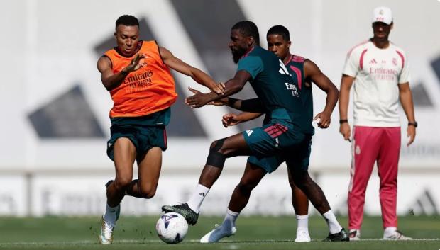 Mbappé pelea un balón con Rüdiger en un entrenamiento del Real Madrid