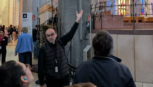 El sacerdote Francesc Xavier Vila, durante una visita guiada a la Sagrada Familia