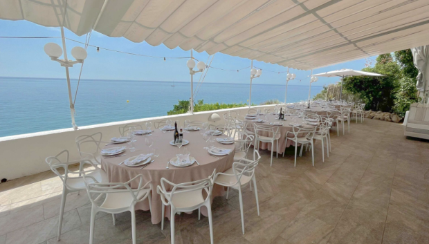 Uno de los salones exteriores del restaurante