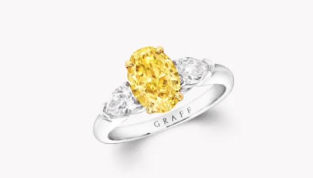 Un modelo de anillo de pedida similar al de Russell