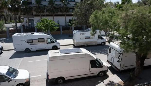 La DGT ha dejado claro que las caravanas pueden aparcar en los mismos sitios que los coches