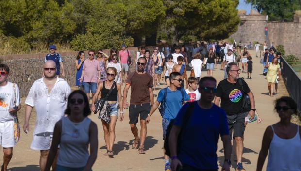 Varias personas esperan el eclipse solar en el Castillo de Monjuic de Barcelona, este miércoles
