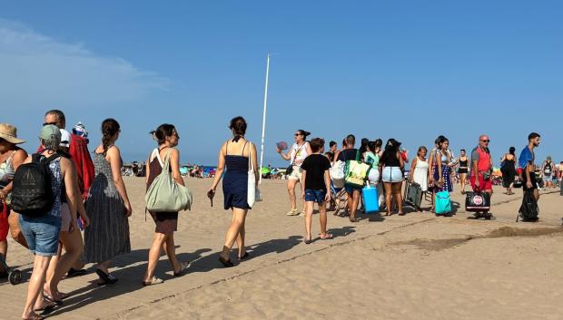 Llega el público a presenciar el eclipse al punto de observación oficial de la playa de la Malva-rosa