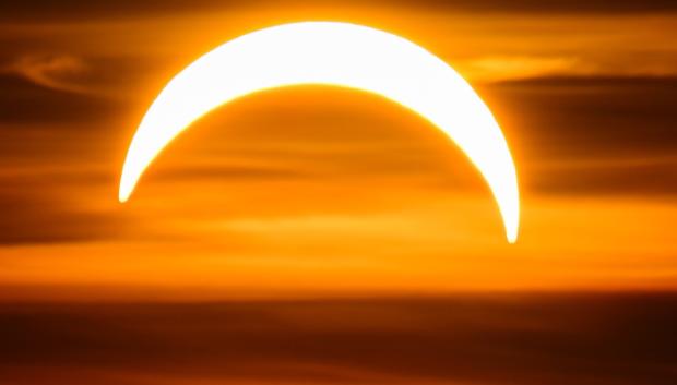 Eclipse solar parcial en Krynica Morska, en el norte de Polonia.