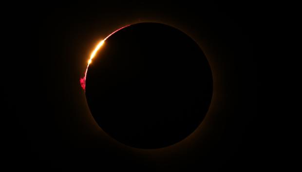 El efecto de «anillo de diamantes» se observa justo antes de la fase de totalidad de un eclipse solar total, visto desde Lodoso (provincia de Burgos).