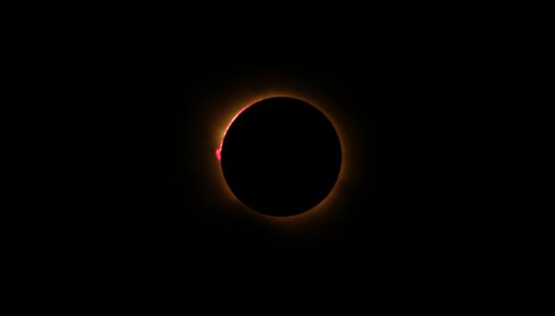 La corona solar resplandece mientras la Luna oculta totalmente el Sol durante la fase de totalidad del eclipse solar total, visto desde Lodoso (provincia de Burgos).