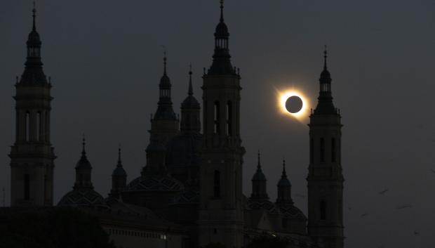 Vista del eclipse solar en Zaragoza, este miércoles.