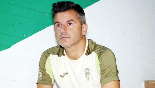 Iván Ania, pensativo en las entrañas del estadio cordobesista