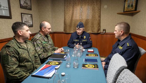 Vladimir Putin en reunión abordo del buque de misiles de crucero guiados Varyag en las islas Kuriles