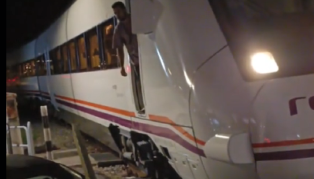 El maquinista tiene que llamarle la atención por la puerta de la cabina