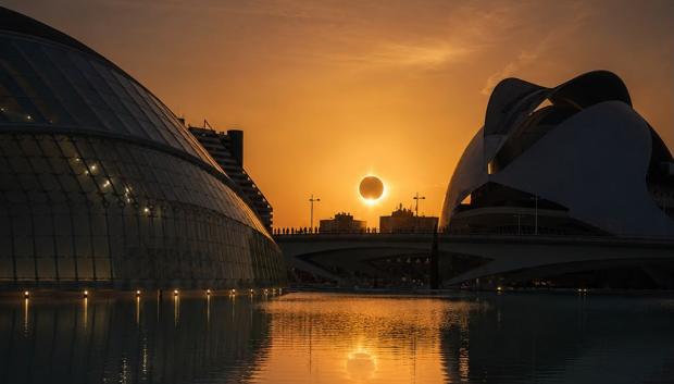 Imagen del eclipse total desde la Ciudad de las Artes y de las Ciencias de Valencia.