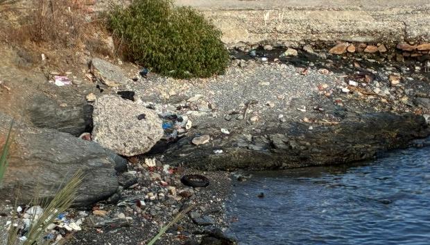 Restos de basura en el mar
