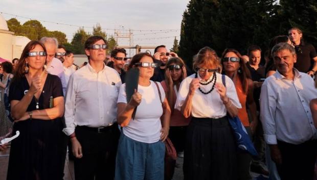 Núria Montserrat y Salvador Illa con otros representantes institucionales observando el eclipse solar total del miércoles 12 de agosto.

REMITIDA / HANDOUT por GENERALITAT DE CATALUNYA
Fotografía remitida a medios de comunicación exclusivamente para ilustrar la noticia a la que hace referencia la imagen, y citando la procedencia de la imagen en la firma
13/8/2026