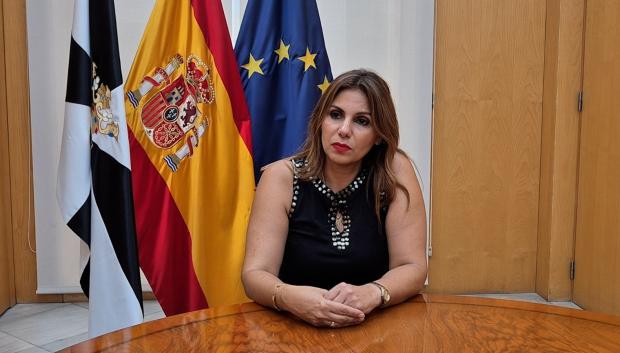 Nabila Benzina, consejera de Sanidad y Asuntos Sociales, atiende a El Debate